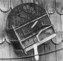 Der Vogelkäfig, an einer Hauswand in den Waldkarpaten 1994 fotografiert, ist dieselbe Bauart, wie sie hier im Salzkammergut für den Kreuzschnabel üblich waren.