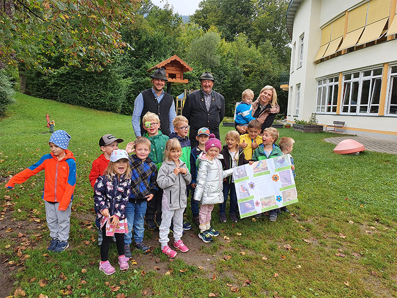 Motivbild der Seite: Vogelpfleger Rettenbach spenden Futterhäuschen an Kindergarten & Krabbelstube Kaltenbach